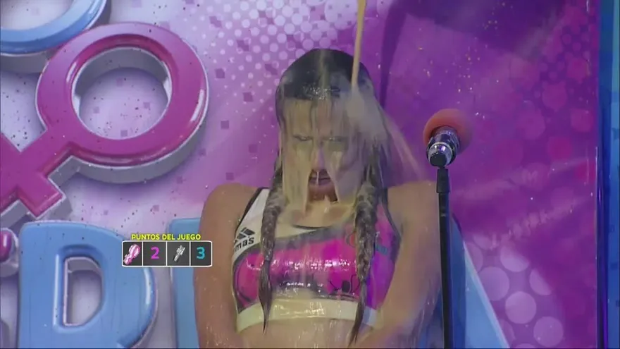 Empapados y llenas de pintura quedaron las mujeres en la Memoria Fotográfica