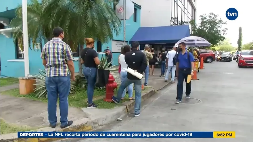 Largas filas y demoras molestan a los contribuyentes