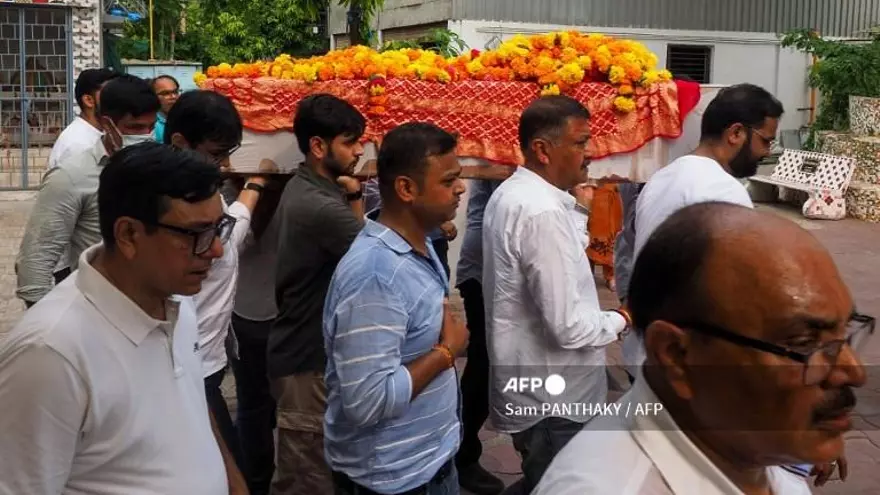 El funeral de una de las víctimas del accidente de AIR India