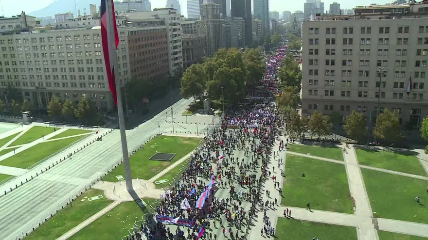 Chilenos marchan contra sistema de pensiones, legado de Pinochet