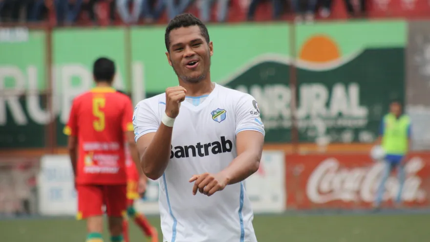 Gol de Rolando Blackburn con Comunicaciones