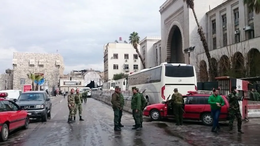 Las fuerzas de seguridad sirias cercan el área tras un atentado suicida en el antiguo edificio del palacio de justicia en Damasco.