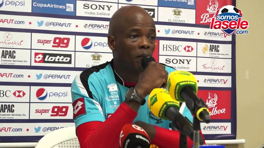 Julio Dely Valdés conversa con la prensa luego del último entreno de la semana