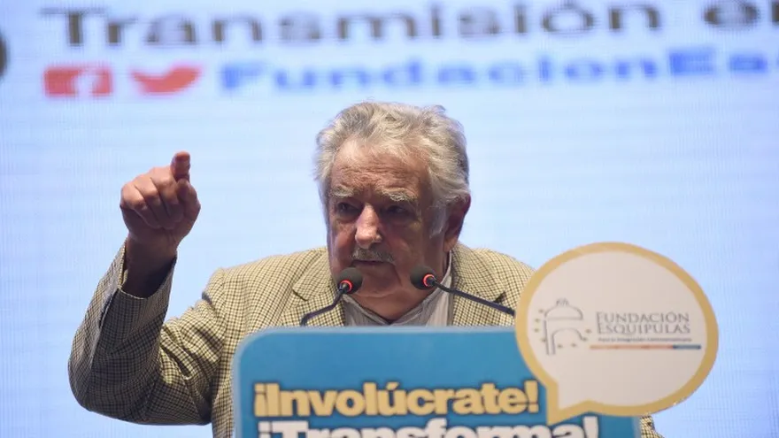Ex presidente de Uruguay (2010-2015), José Mujica, durante la inauguración del VI Foro Regional Esquipulas, organizado por la Fundación Esquipulas con miras a la integración centroamericana, en la Ciudad de Guatemala el 18 de agosto de 2015.