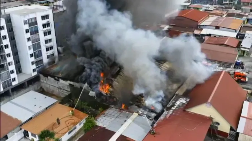 Incendio en Río Abajo obliga a evacuar residentes y cerrar la avenida La Pulida
