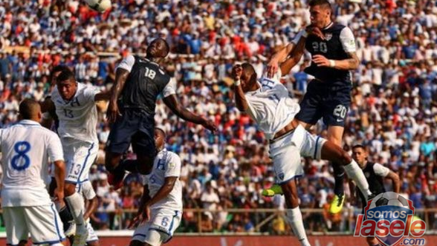 En el partido de EE.UU. vs. Honduras se tiró muchas cosas a la cancha