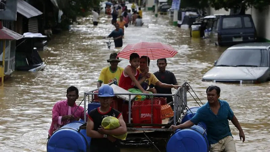 El tifón Koppu provocó inundaciones repentinas y deslizamientos de tierra en el norte de Filipinas matando al menos a cuatro personas y obligando a miles de personas a huir de sus hogares, dijeron las autoridades. Dos personas se ahogaron en la provincia de Nueva Ecija, de acuerdo con el gobernador Aurelio Umali.