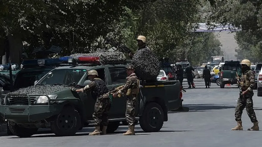 Los miembros afganos de la Dirección Nacional de Seguridad (NDS) vigilan el lugar de una explosión suicida cerca de la embajada de Irak en Kabul.