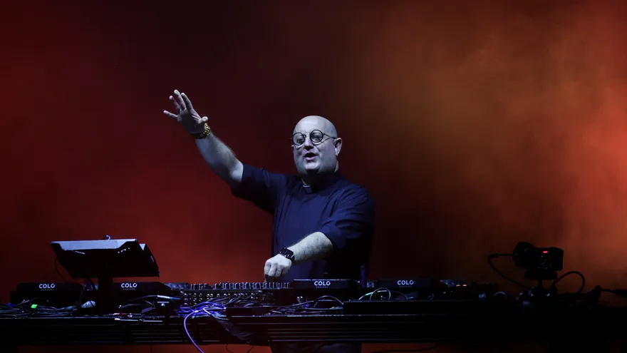 El sacerdote portugués y DJ Padre Guilherme