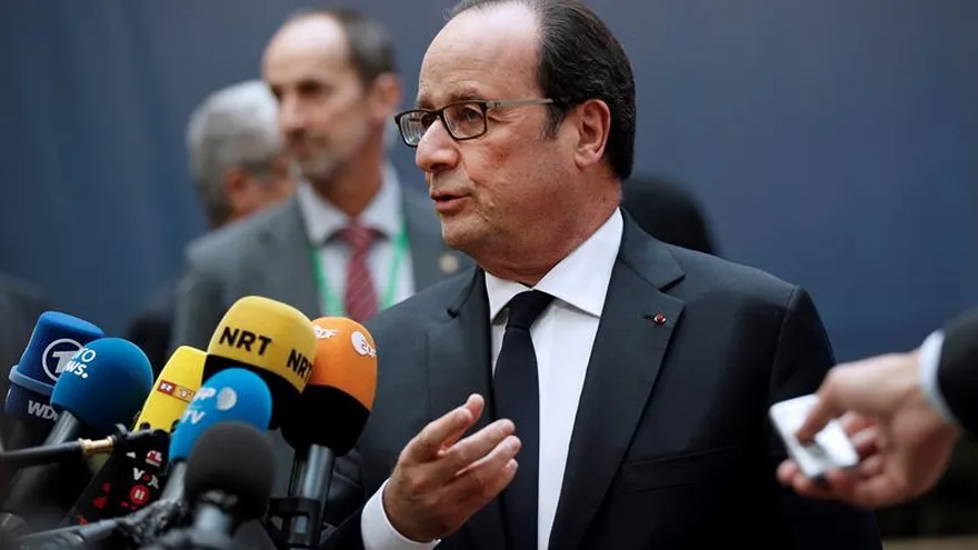 El presidente francés François Hollande a su llegada a la cumbre de jefes de Estado de la Unión Europea en Bruselas (Bélgica). Los líderes europeos se reúnen hoy y mañana para abordar la crisis de los refugiados y la política exterior.