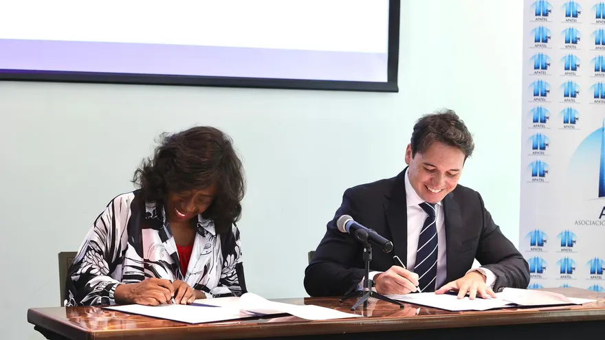 Meduca y Apatel reactivan programa de 'padrinazgo' para estudiantes de turismo luego de una década