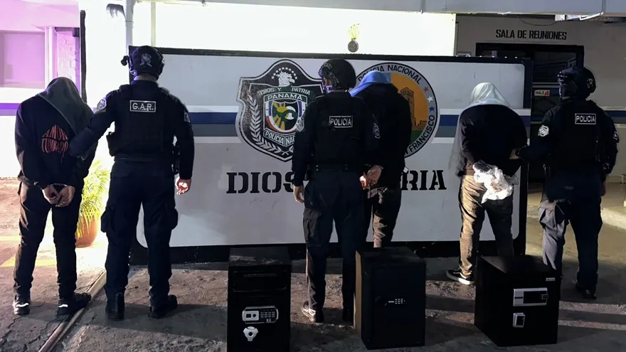Los aprehendidos junto a las cajas fuertes del comercio