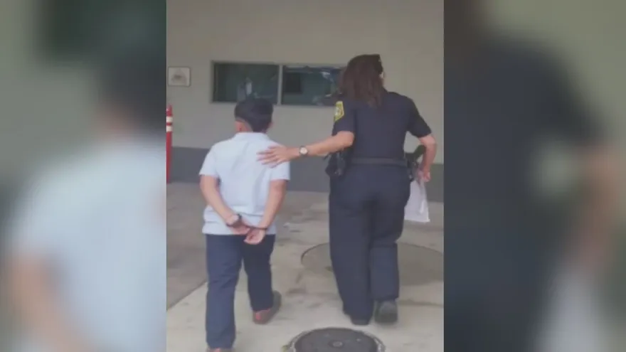 Niño de siete años es esposado y detenido tras atacar a una maestra en Miami, Florida.