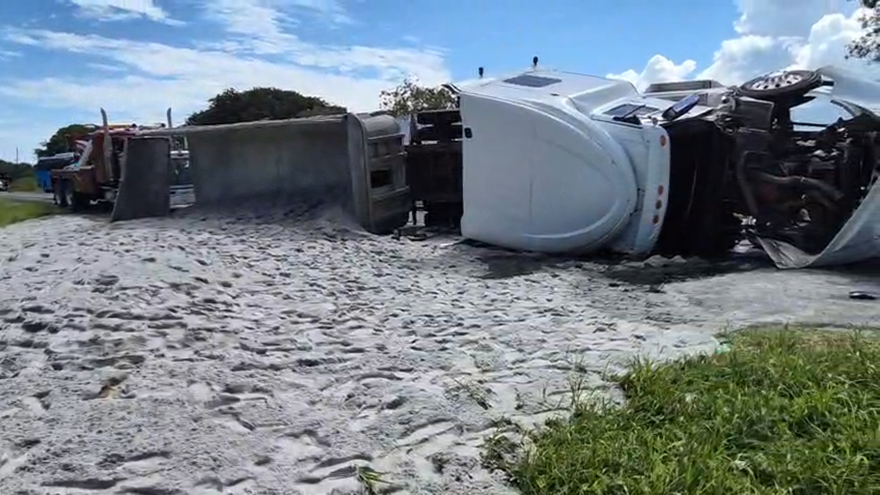 Un equipo pesado que transportaba arena sufrió un vuelco la tarde de este martes en la vía Interamericana.