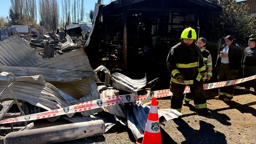 Los bomberos inspeccionan el lugar tras un incendio en una residencia de ancianos que dejó 16 muertos, en Pitrufquén, región de la Araucanía, Chile, el 12 de septiembre de 2026.