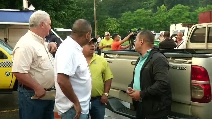 Protesta de productores en Mercado de Abastos tras decomiso