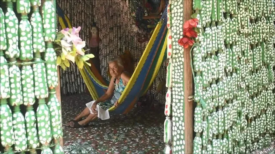 Una casa construída con botellas plásticas encanta a El Salvador