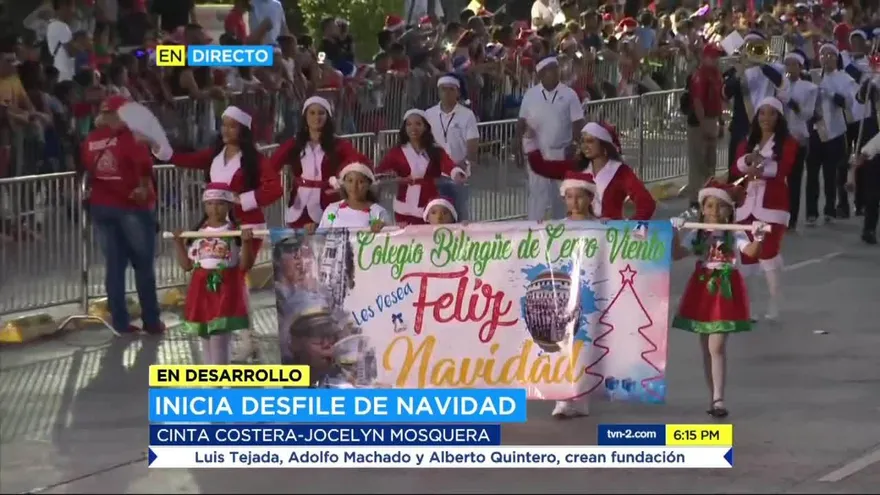 Molestia por tardanza en inicio de desfile navideño