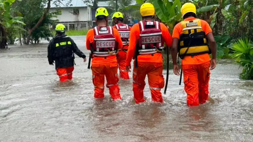 Personal del Sinaproc en medio de una zona inundada por las lluvias.