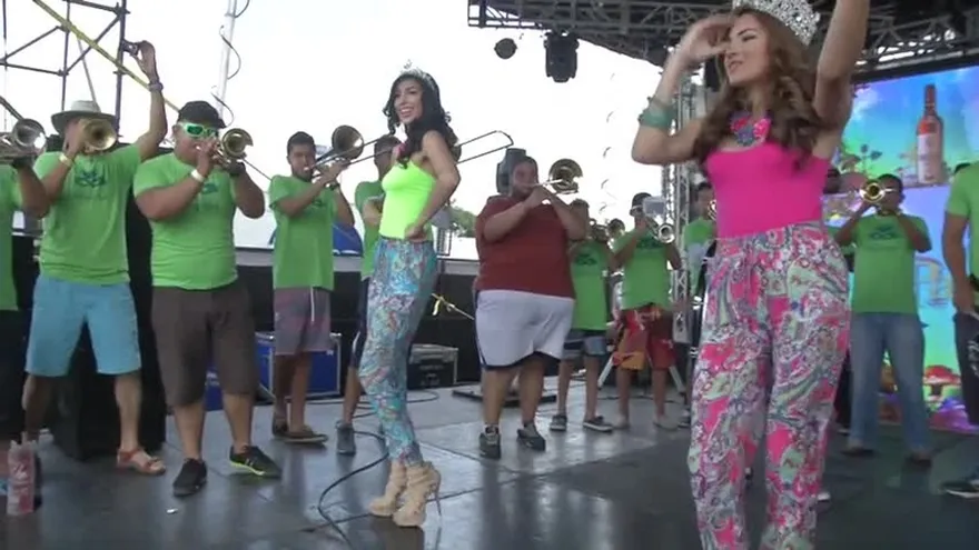 Reina de carnaval de Panamá renuncia a la corona