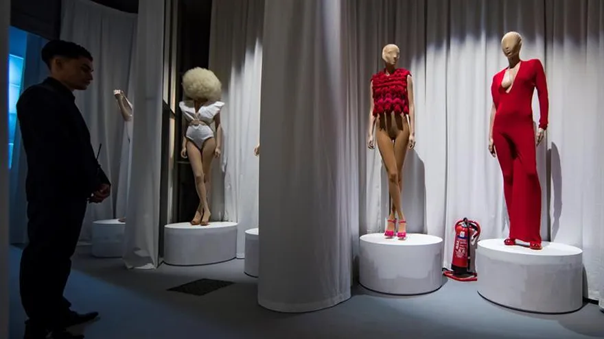 Una maniquí luce uno de los modelos diseñados por el diseñador belga Martin Margiela durante la exposición retrospectiva 'Margiela Galliera 1989/2009' en el Palais Galliera de París, Francia, hoy, 1 de marzo de 2018. La muestra se celebra del 3 de marzo al 15 de julio.