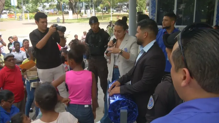 Alcaldía entrega 100 permisos a microempresarios para la ruta del Festival Carnavalístico 'Volumen Caribe 2026'