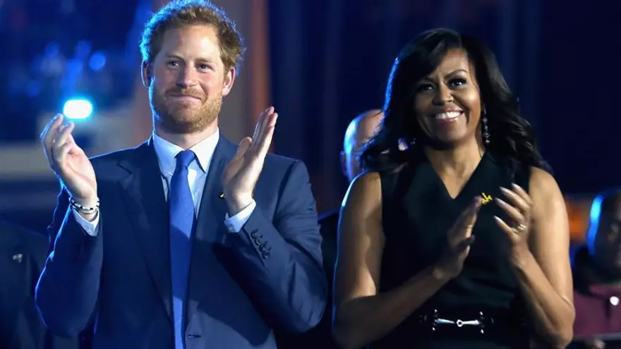 al príncipe Harry de Inglaterra (i) y a la primera dama de Estados Unidos, Michelle Obama (d), durante la inauguración de los juegos Invictus 2016 en Orlando (FL, EE.UU.).