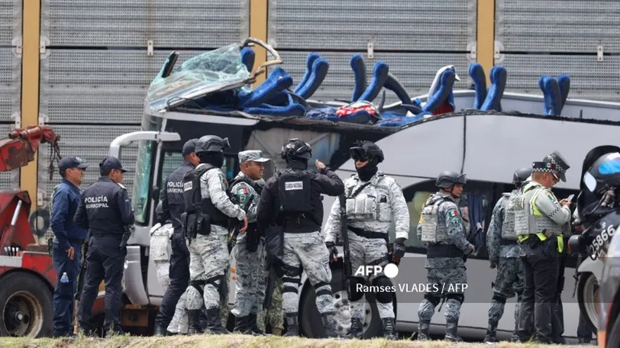 Diez personas murieron y 41 resultaron lesionadas luego de que un tren de carga arrollara un autobús de pasajeros de dos pisos en el Estado de México.