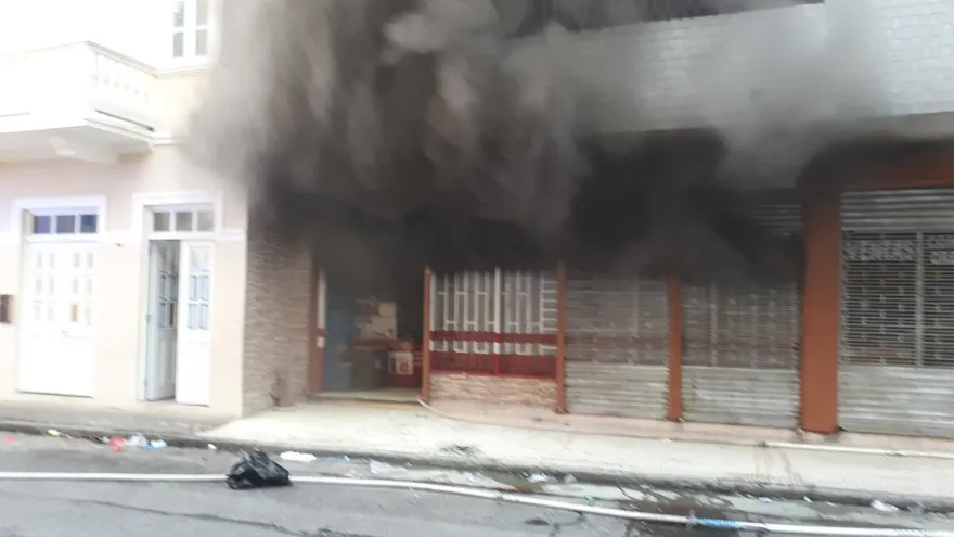 Incendio en abarrotería en Calle 12