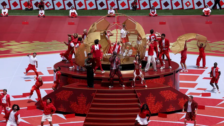 Sanjoy, Vegedream y Nora Fatehi se presentan durante la Ceremonia de Apertura antes del partido del Grupo B de la Copa Mundial de la FIFA 2026 entre Canadá y Bosnia y Herzegovina en el Estadio de Toronto, el 12 de junio de 2026, en Toronto, Ontario.