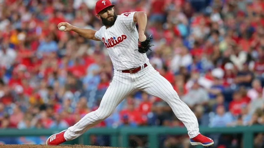 Jake Arrieta domina a Dodgers en triunfo de Filis