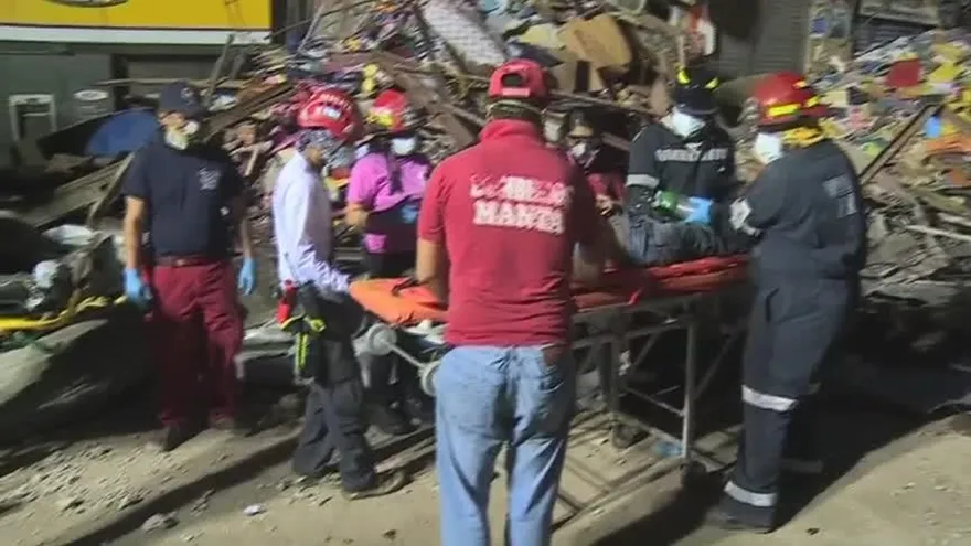 Rescatan a 3 personas con vida en Ecuador