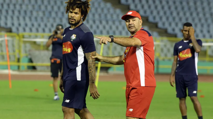 Román Torres (izq.) está apercibido.