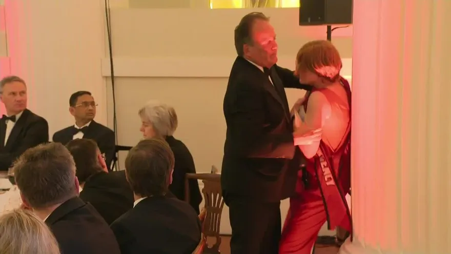 Suspenden a ministro británico por agredir a militante de Greenpeace