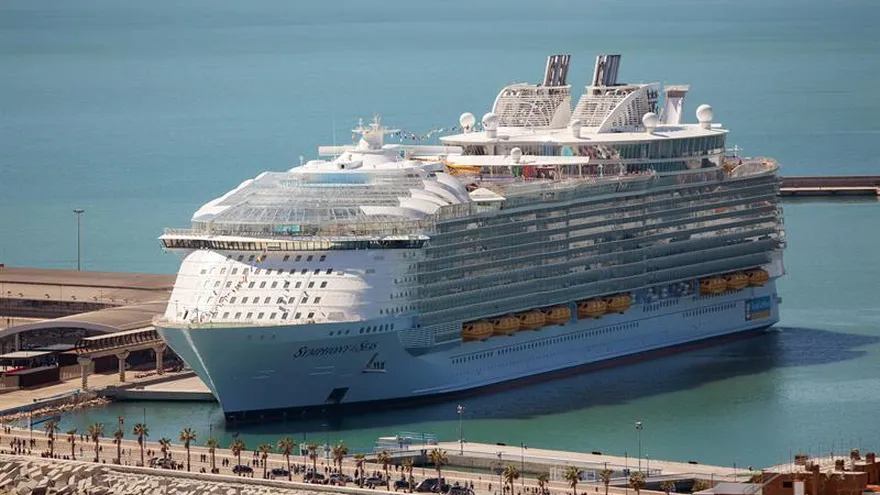 El crucero "Symphony of the Seas", de la compañía norteamericana Royal Caribbean, atracado en el puerto de Málaga (España).