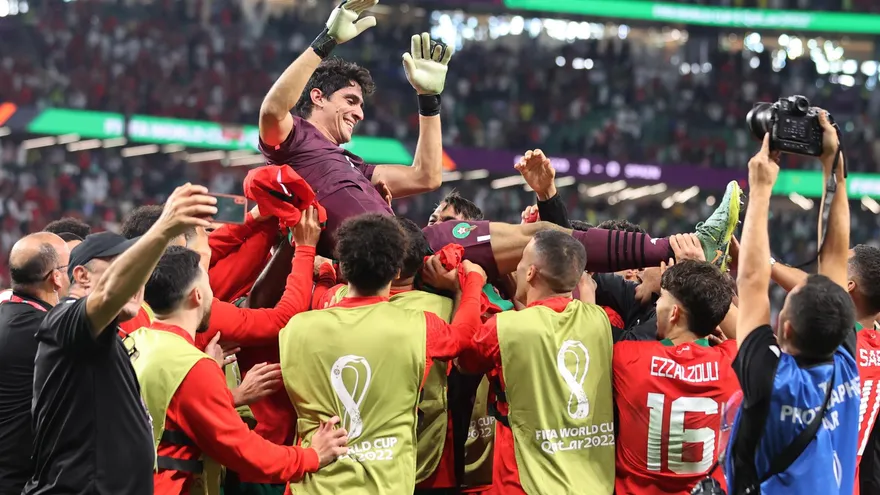 Yassine Bounou es levantado por sus compañeros de la selección de Marruecos
