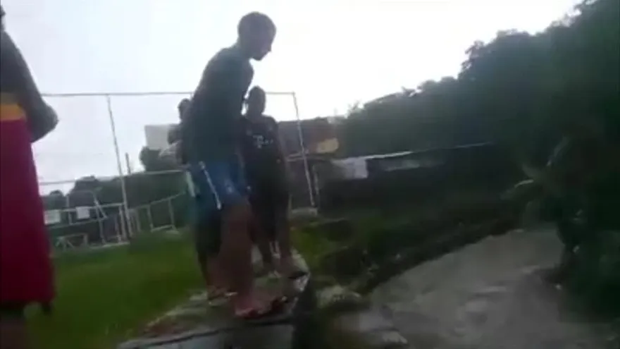 Captan a jóvenes bañándose en río de Samaria