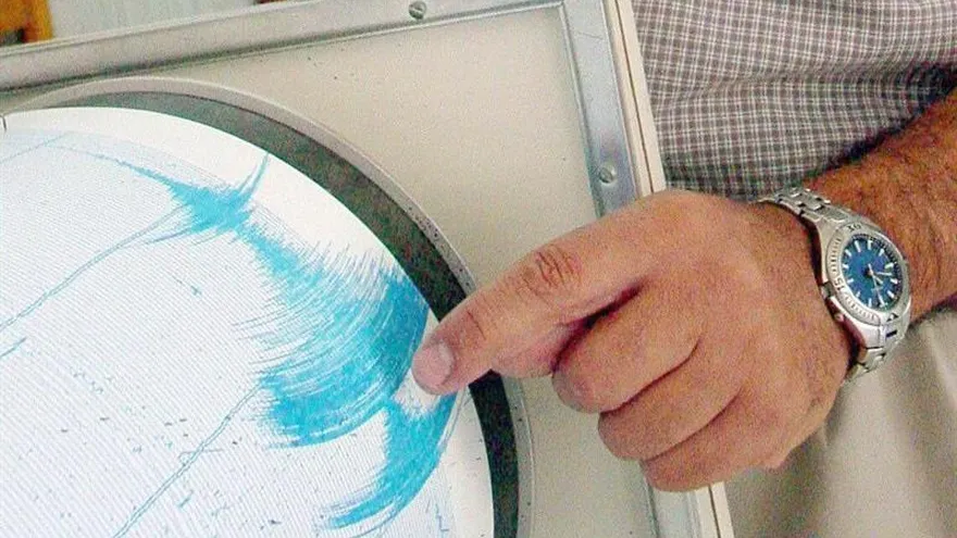 El temblor se originó a una profundidad de 30 kilómetros bajo la superficie terrestre y fue percibido con una intensidad moderada en Lampa y leve en la ciudad de Arequipa, a unos 120 kilómetros del epicentro.