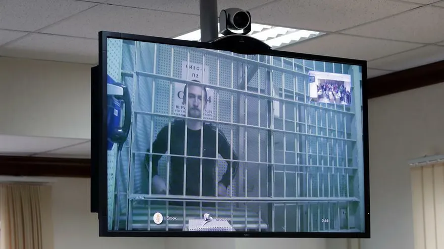 La Justicia rusa puso hoy en libertad con cargos al actor Pável Ustínov