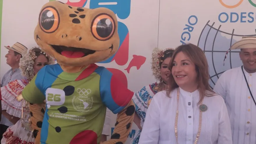 Maricel Cohen de Mulino Primera Dama de Panama junto a Antón la macota de los Juegos Suramericanos de la Juventud