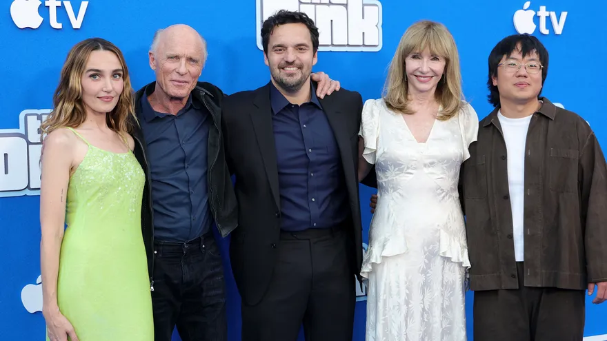 Chloe Fineman, Ed Harris, Jake Johnson, Mary Steenburgen y Aaron Chen asisten al estreno de "The Dink", de Apple TV+, en el complejo de cines AMC Century City 15, el 20 de julio de 2026, en Los Ángeles, California.