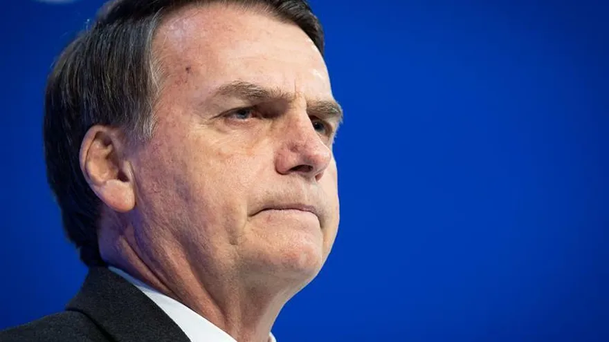 En la imagen un registro del presidente de Brasil, Jair Bolsonaro, quien ha dicho una y otra vez que portar armas es el "deseo" de la "mayoría de los ciudadanos de bien", opinión contraria a la de recientes encuestas que han detectado una tendencia mayoritaria en contra de esa posibilidad.