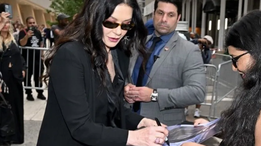 Catherine Zeta Jones firmando autógrafos