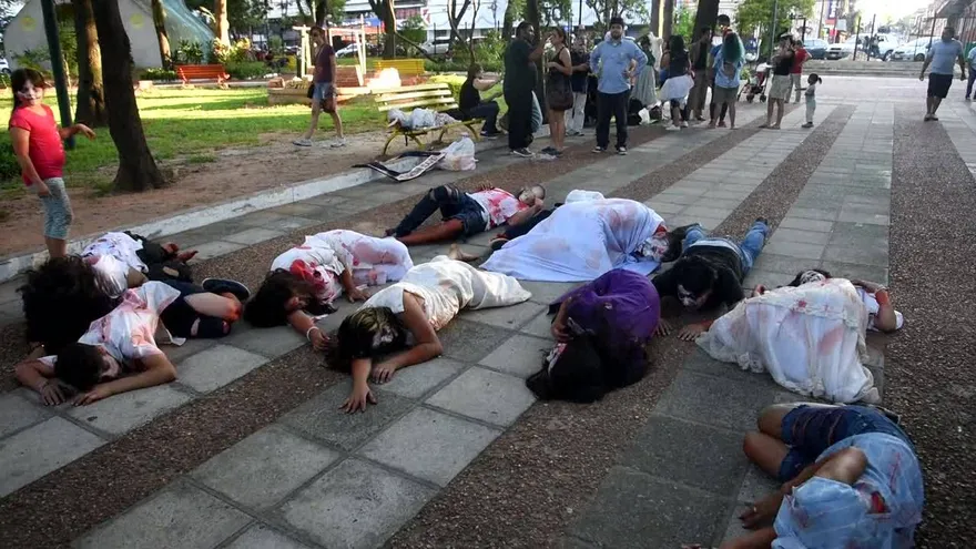 Cientos de “zombies” protestan contra reelección en Paraguay.