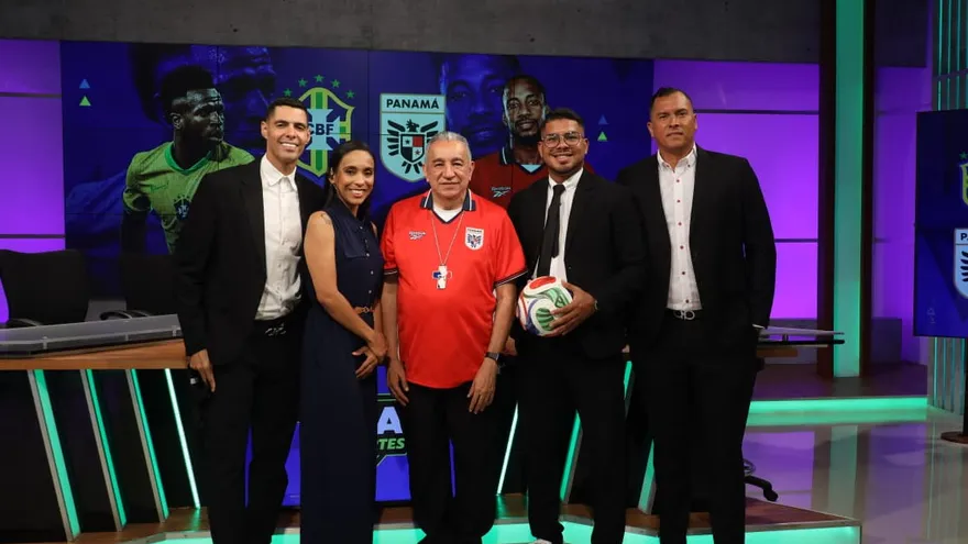 Monseñor José Domingo Ulloa dio la bendición al nuevo estudo de TVMAX