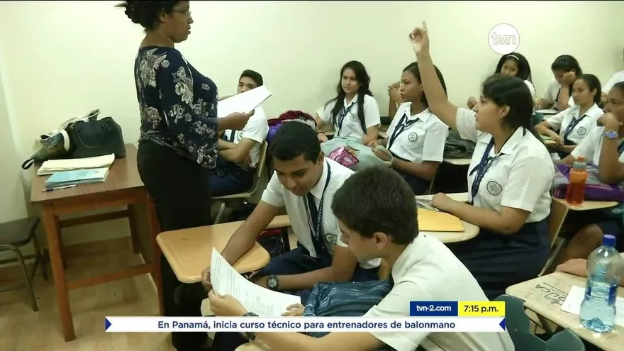 Gremio de docentes cuestionan decreto que golpea a los profesionales del país