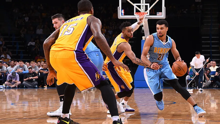Acción del partido de pretemporada entre Nuggets y Lakers