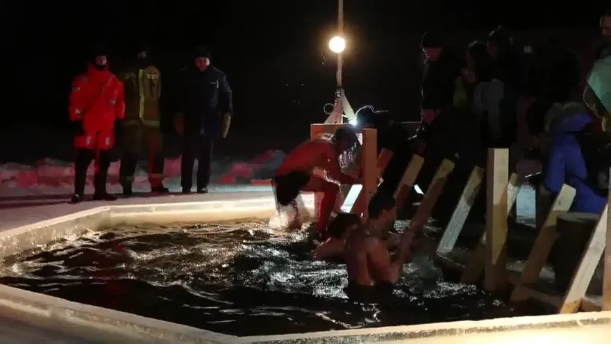 Rusos desafían el frío con celebraciones masivas de la Epifanía