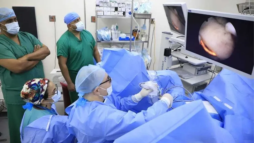 Especialista de urología realizan una intervención quirúrgica