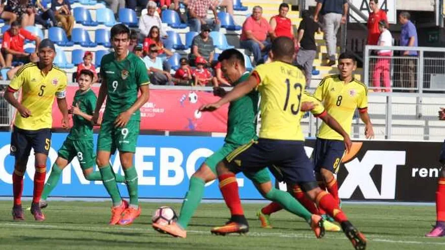 Acción del partido entre las selecciones Sub-17 de Bolivia y Colombia